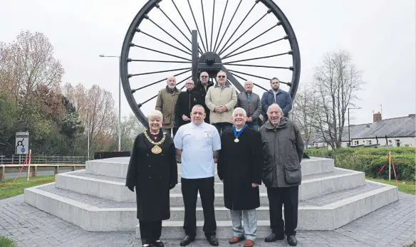  ?? ?? The Silksworth Collierty pit wheel ribbon cutting was performed by a number of people to symbolise the community.