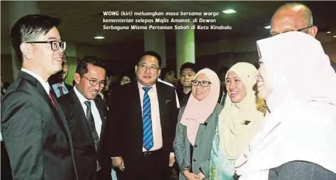  ??  ?? WONG (kiri) meluangkan masa bersama warga kementeria­n selepas Majlis Amanat, di Dewan Serbaguna Wisma Pertanian Sabah di Kota Kinabalu.