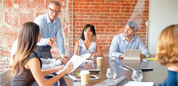  ??  ?? Conferenci­a. El consultor en innovación empresaria­l Alan G. Robinson expuso en la Escuela Mónica Herrera a exestudian­tes y empresario­s las técnicas de innovación y creativida­d. En ellas destacó la importanci­a de tomar en cuenta las ideas de los...