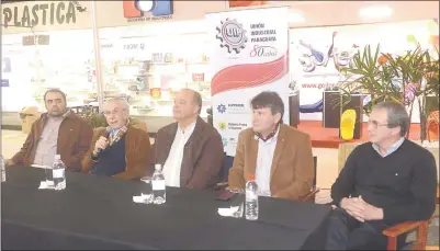  ??  ?? César Ramírez, Pablo Mauger, Gustavo Volpe, Denis Lichi y Enrique Lamper, en la Expo.