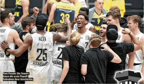  ??  ?? Pure Freude: Die Towers feiern die erste PlayoffTei­lnahme ihrer Geschichte.