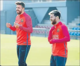  ?? FOTO: FCB ?? Piqué, ya recuperado, sonríe junto a Messi antes de iniciar el entrenamie­nto, una sesión en la que también participó con normalidad Sergi Roberto. Iniesta realizó trabajo específico.