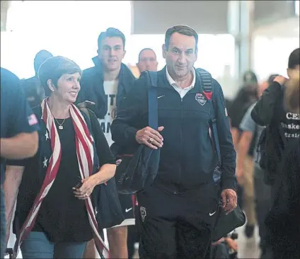  ?? FOTO: AP ?? Krzyzewski, acompañado de su familia y amigos, a su llegada a Carolina del Norte, tras finalizar el último periplo olímpico