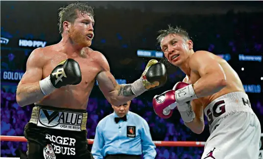  ??  ?? PODER. Saúl Álvarez lanza una izquierda poderosa sobre la humanidad de Golovkin, en su última reyerta del 15 de septiembre celebrada en Las Vegas.