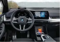  ?? ?? Den nye model får interiør med kurvede skaerme som i de elektriske BMW iX- og i4-modeller.
