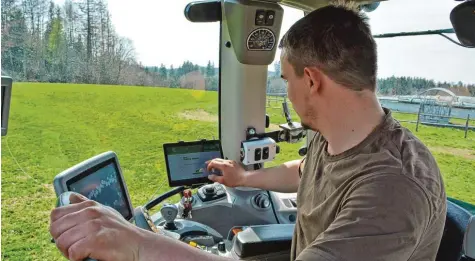  ?? Foto: David Specht ?? Wenn Landwirtsc­haftsmeist­er Thomas Weinhardt Gülle auf den Feldern des elterliche­n Betriebs ausbringt, trägt er Menge und Fläche anschließe­nd direkt auf dem Traktor in sein Tablet ein.