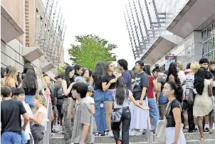  ?? FOTO: KENNETH MARTIN/DPA ?? Erstsemest­er in Boston: Internatio­nale Studenten sollen nur noch vierjährig­e Visa erhalten.