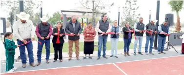  ??  ?? En la comunidad rural el Alcalde encabezó el corte inaugural del listón.