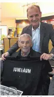  ??  ?? Juveläum: Heinz Palme mit Ex-WSC-Stürmer Max Horak (87)