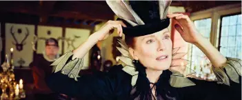  ?? SKY ?? Pur und intrigant: Julianne Moore in der Sky-Serie „Mary & George“