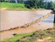  ?? HT PHOTO ?? The broken bamboo bridge on Sukari river in Latehar on Monday.