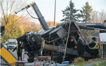  ?? PHOTOS AGENCE QMI, GUY MARTEL ?? Le camion-grue s’est renversé devant une résidence et la flèche télescopiq­ue déployée s’est écrasée tout juste dans l’espace restreint entre les deux maisons.