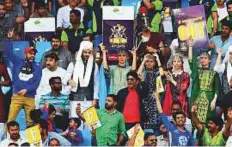  ?? Atiq ur Rehman/Gulf News ?? Fans of Quetta Gladiators cheer the team during the match against Karachi Kings yesterday.