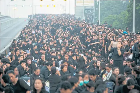  ?? SUNAN LORSOMSAB ?? RIGHT Mourners travelling from the Thon Buri side of the city cram the inbound section of Phra Pin Klao Bridge heading to Sanam Luang.