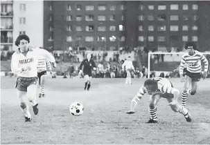  ?? — Gambar AFP ?? SITUASI KIAN GETIR: Gambar yang diambil pada 30 April 1979 ini menunjukka­n Kevin Keegan (kiri) beraksi bersama Hamburg ketika menentang Lisboa di Colombes.