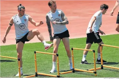  ?? TOLGA BOZOGLU / EFE ?? Gareth Bale, junto a Joe Rodon en el entrenamie­nto de Gales.