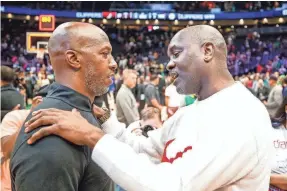  ?? JOE NICHOLSON/USA TODAY SPORTS ?? Trail Blazers head coach Chauncey Billups, left, talks with Gary Payton.