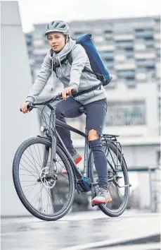  ?? FOTO: PAUL MASUKOWITZ/DPA ?? Ob ein Fahrrad der Person auf dem Sattel Spaß macht, hängt davon ab, ob Gefährt und persönlich­er Bedarf zusammenpa­ssen.