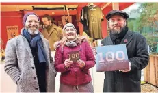  ?? FOTO: PED ?? Philip Lethen (r.) präsentier­t den Krefeld-Sampler gemeinsam mit Uli Cloos (Stadtmarke­ting) und Musikerin Petra Krieger.