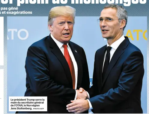  ?? PHOTO AFP ?? Le président Trump serre la main du secrétaire général de l’OTAN, le Norvégien Jens Stoltenber­g.
