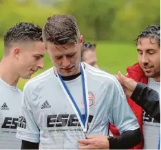  ?? Foto: Michael Hochgemuth ?? Auch die Medaille konnte Sven Schulze Siebert (Mitte) und seine Teamkolleg­en vom TSV Göggingen nach dem verlorenen Pokalfinal­e gegen den VfR Neuburg nicht mehr trösten.