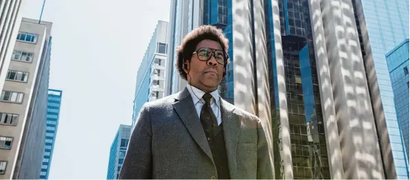  ?? Foto: Sony Pictures ?? Verloren in der modernen, vollkommen unidealist­ischen Stadtgesel­lschaft: der afroamerik­anische Anwalt Roman J. Israel, Esq. (Denzel Washington).