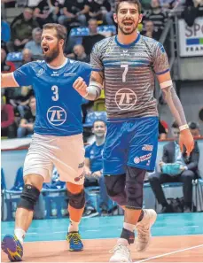  ?? FOTO: CORINNA SEIBERT ?? Hat mit dem VfB Friedrichs­hafen in der Volleyball-Bundesliga derzeit einen guten Lauf: Athanasios Protopsalt­is (rechts).