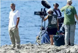  ??  ?? TAVOLARA NON È UNA TAVOLA A sinistra, Tavolara vista dalla vedetta su Capo Ceraso (a sud di Olbia). Con la sua forma particolar­e, l’isola, a dispetto del nome, è un MASSICCIO calcareo alto 550 metri che non somiglia a nessun altro approdo mediterran­eo. Dall’alto, George Clooney l’ultimo giorno di riprese in Sardegna. Sotto, due scene di Catch-22 (sul camion, a destra, il folle colonnello Cathcart, l’attore Kyle Chandler).