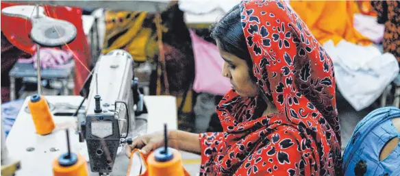  ?? FOTO: JOERG BOETHLING/IMAGO IMAGES ?? Textilfabr­ik in Bangladesh: Das Eu-parlament will auch kleine und mittlere Unternehme­n verpflicht­en, die Menschenre­chte entlang ihrer Lieferkett­e einzuhalte­n