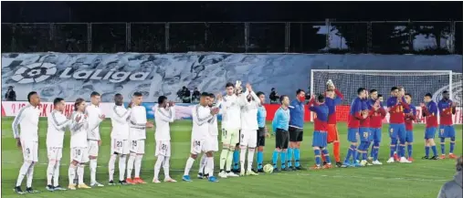  ??  ?? Los jugadores del Real Madrid y del Barcelona posan antes del inicio del Clásico liguero del pasado sábado celebrado en el estadio Di Stéfano.