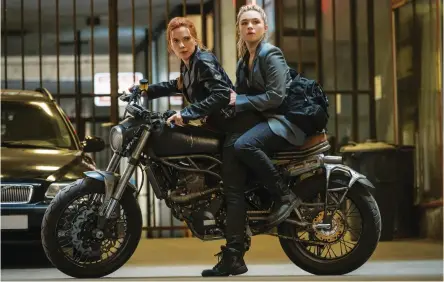  ?? MARVEL STUDIOS ?? KAYA AKSI: Dua Black Widow, Natasha Romanoff (Scarlett Johansson) dan Yelena Belova (Florence Pugh), dalam Black Widow. Film itu meraup pemasukan USD 80 juta di pekan pertama pemutaran di Amerika Utara.