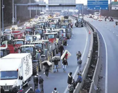  ?? YOAN VALAT / EFE ?? Protesta ayer en la autopista A-15 a la altura de Argenteuil, al norte de París.