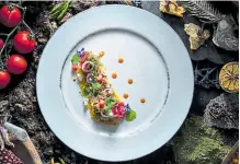  ?? Fotos: ‘orígenes de la Cocina de américa’ ?? • Cebiche de atún rojo con flores de borraja azul y microverdu­ras de capuchina y albahaca.