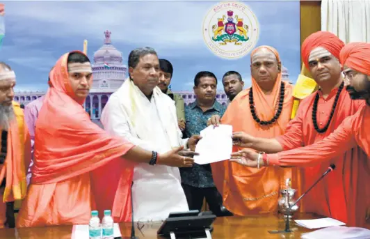  ??  ?? AS CHIEF MINISTER , Siddaramai­ah receiving a memorandam from Lingayat swamis in Bengaluru on March 15.