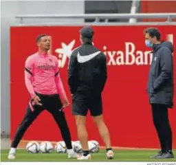  ?? ANTONIO PIZARRO ?? Fernando atiende a Lopetegui mientras realiza el calentamie­nto.