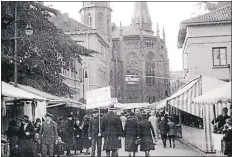  ?? BILD: WERKSTATTF­ILM ?? Um 1940: Ein Teil des Marktes blieb lange auf dem Schlossund Marktplatz, hier wurden Waren angeboten.