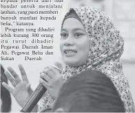  ??  ?? SALAH seorang belia wanita dari Tungku memberitah­u permasalah­an persatuann­ya.