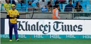  ?? Photos by M. Sajjad ?? Dwayne Smith, who top scored for Peshawar Zalmi with an unbeaten 71, fields during the PSL match against Karachi Kings on Sunday. At right: Mustafizur Rahman and Yasir shah celebrate after the dismissal of Babar Azam during the match between Karachi...