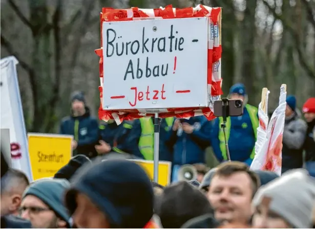  ?? Foto: Monika Skolimowsk­a, dpa (Symbolbild) ?? Auch in Nordschwab­en will man einen Bürokratie­abbau.