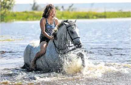  ?? Pictures: MARIANNE SCHWANKHAR­T ?? LEAD A HORSE TO THE WATERBERG: Claire and Gun Metal at Horizon