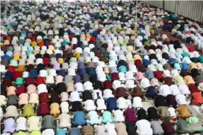  ?? ?? UNITED IN PRAYER: Eid al-fitr prayers at a masjid in Dhaka, Bangladesh.