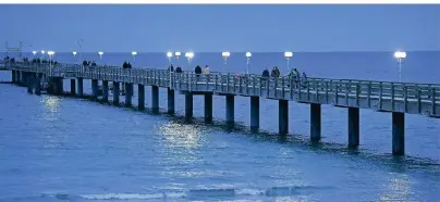  ?? FOTO: STEFAN SAUER/DPA-TMN ?? Laternen leuchten den Weg: romantisch­e Abendstimm­ung im Ostseebad Binz.