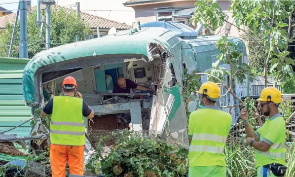  ??  ?? Il treno 10776 è partito dalla stazione di Paderno d’Adda mentre il macchinist­a era sceso per una pausa; è stato fatto deragliare a Carnate