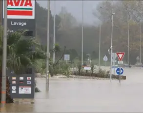  ??  ?? La RD au niveau de la station Avia et du terrain de Polo était totalement inondée hier matin, piégeant les automobili­stes qui se sont fait surprendre.