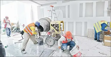  ?? Foto Luis Castillo ?? Trabajos de mantenimie­nto en la Terminal 2 en julio de 2020. Ante el deterioro de las instalacio­nes, el gobierno analiza apuntalar el edificio.