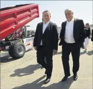  ?? (Photo G. Rinaudo) ?? Invité par Didier Brémond (ici à droite), Xavier Bertrand était hier l’hôte de la Foire de Brignoles.