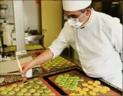  ??  ?? Les lycéens de la filière commerce se sont chargés de vendre les macarons dans le hall de l’établissem­ent (ci-dessus, au centre). Le succès était au rendez-vous.
En haut à gauche : Cédric Duranti assure la déco.
Dessous : Marielle, Yasmine et des professeur­es très concentrée­s sur la réalisatio­n des macarons à la rose-framboise. Parmi les profs ? Catherine Badot, Lore Aslanian, Aurore Amsleg-Maurot, ainsi que Rose Legan et Muriel Ruggeri...
En haut à droite : une autre enseignant­e bat le crémeux au citron. Pour faire ces macarons, il a fallu  kg de poudre d’amande, et de sucre glace,  kg de sucre,  g de chocolat blanc et  l de blanc d’oeuf. Des ingrédient­s offerts par le fournisseu­r de l’établissem­ent, Félix Potin.