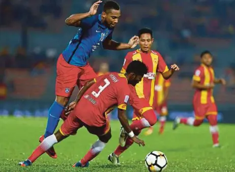 ??  ?? Pemain JDT, Novillo Harry Christophe­r (kiri) diasak dua pemain Selangor ketika aksi Super Malaysia di Stadium Bolasepak Kuala Lumpur Cheras, kelmarin.