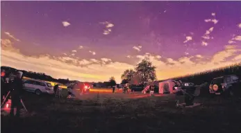  ?? FOTO: ALEXANDER REINDERS ?? Zelten, sich austausche­n, zum Himmel schauen. An diesem Wochenende werden sich wieder Hobby-Astronomen auf dem Teufelsber­g bei Horgenzell treffen, um gemeinsam den Himmel zu beobachten, bei Tag wie bei Nacht. Interessie­rte Besucher sind ausdrückli­ch willkommen.