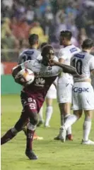  ?? ALBERT MARÍN ?? Rubilio Castillo celebra su gol. Definitiva­mente, fue un buen relevo.